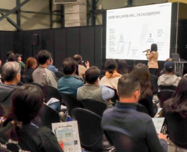 코리아 이커머스 페어 세미나에서 발표하는 CS쉐어링 대표 임지은