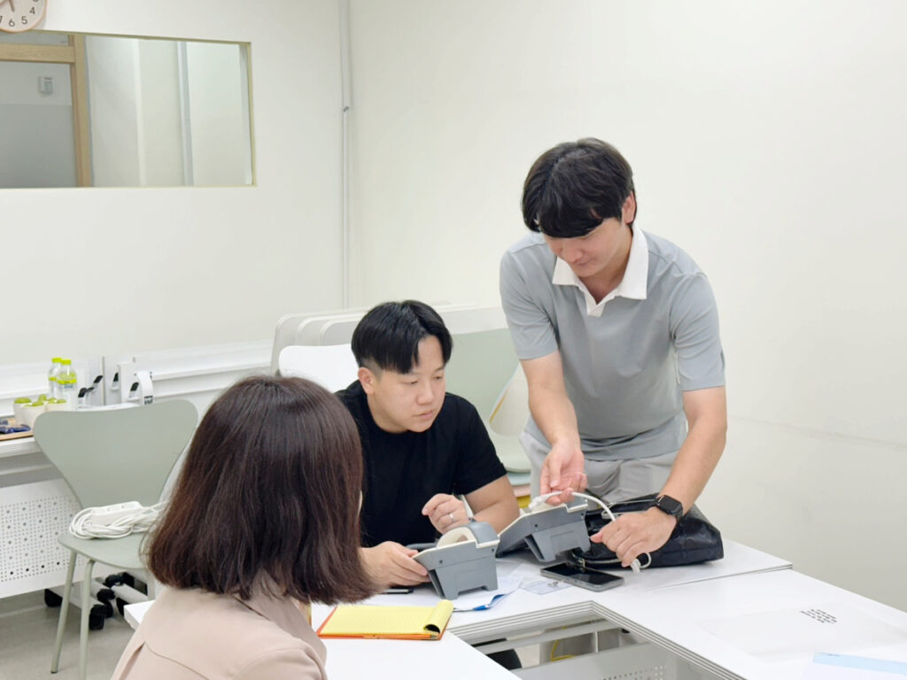 부실장 양성교육 현장, 강의자가 실무자에게 보안 및 시스템 관리 시범을 보여주는 모습