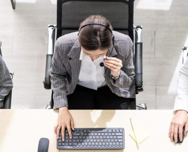 CS아웃소싱을 통해 상담 품질과 고객센터 운영 구조를 개선하는 개념 이미지